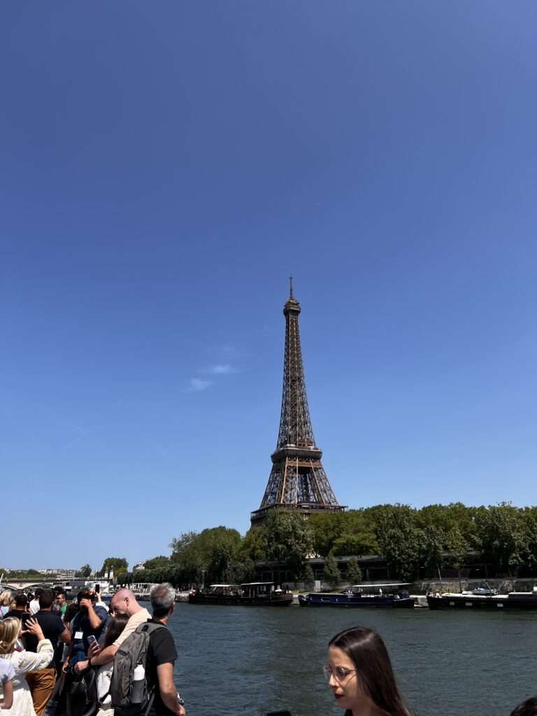 La tour Eiffel par les bateaux mouches